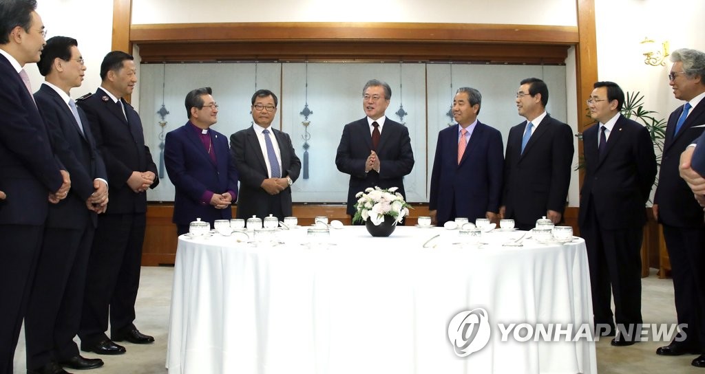 Moon asks Protestant churches to help promote Korea peace, national unity