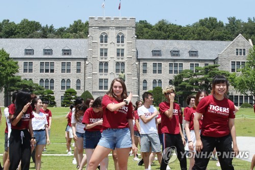 Foreign students' K-pop flash mob