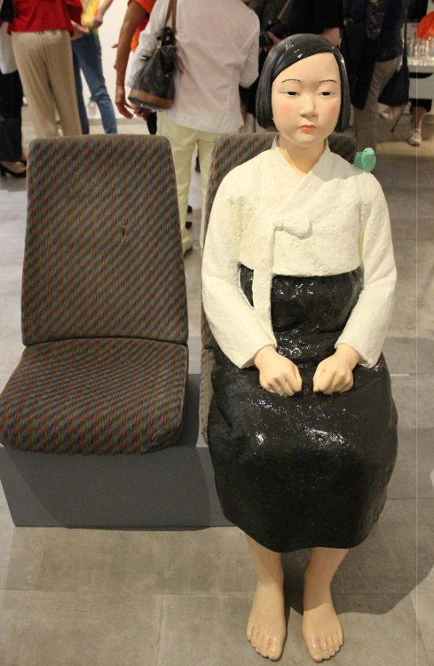 The image shows a statue of a sex slave girl exhibited at GEDOK, a Berlin museum for female artists. (Yonhap)
