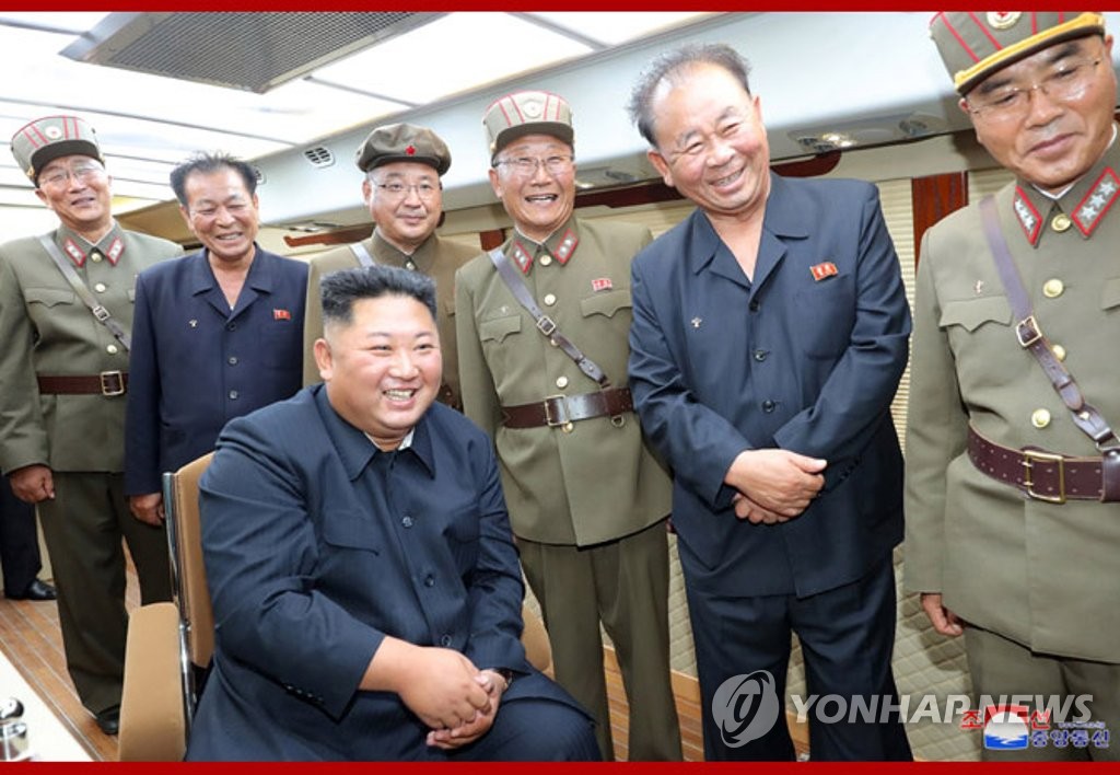 朝鮮中央通信は１１日、金委員長（手前）が前日に新兵器の試射を視察したと報じた＝（朝鮮中央通信＝聯合ニュース）