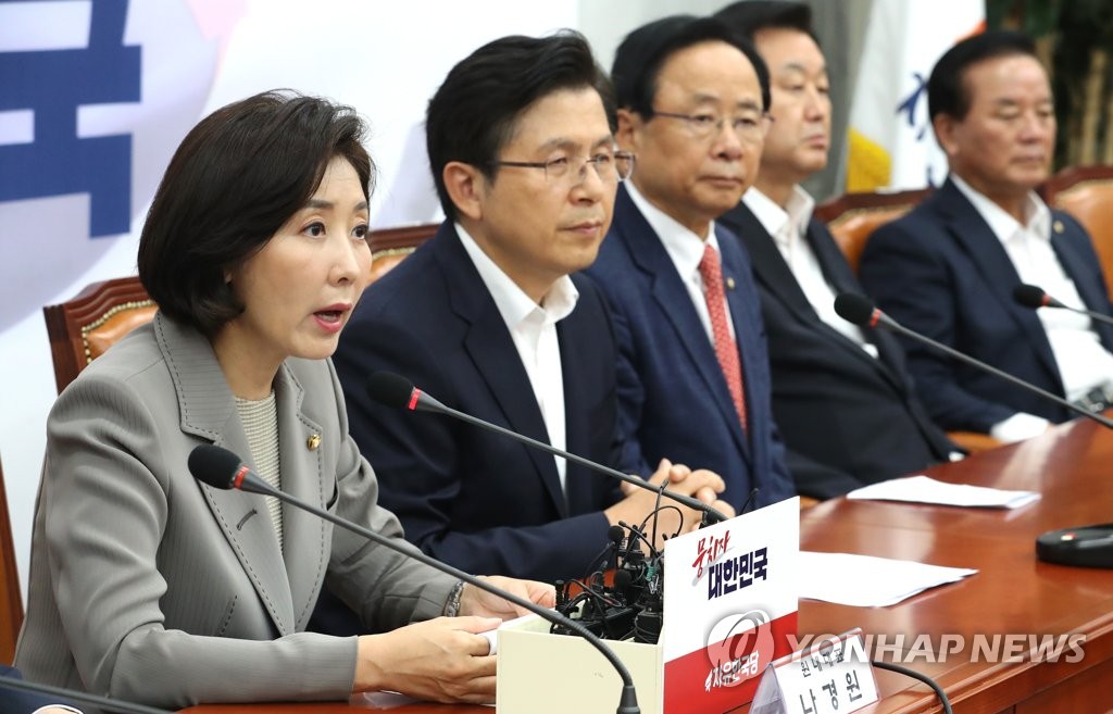 Na Kyung-won (L), floor leader of the main opposition Liberty Korea Party, speaks at a meeting with senior party members at the National Assembly on Sept. 4, 2019. (Yonhap)