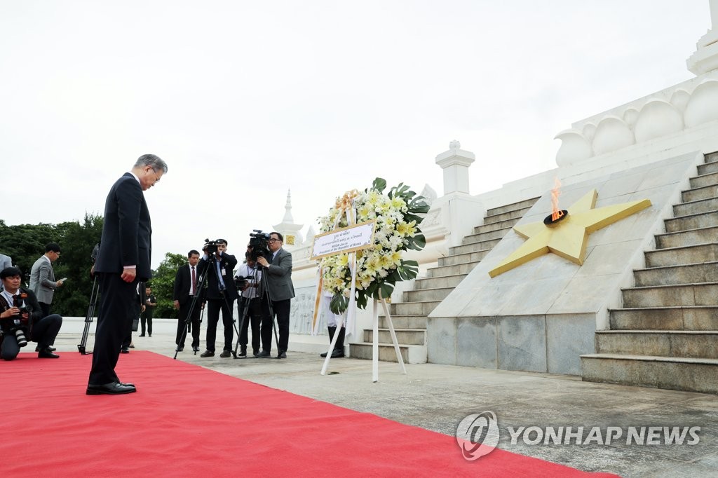 South Korean President Moon Jae-in pays respects at the Unknown Soldier's Monument in Vientiane, Laos, on Sept. 5, 2019. (Yonhap)