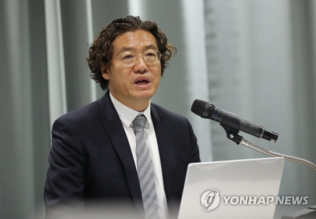 Kim Pan-gon, a vice president of the Korea Football Association (KFA) in charge of hiring national team coaches, speaks at a press conference at the KFA House in Seoul on Sept. 10, 2019, following the resignation of Choi In-cheul as the women's national team head coach amid assault allegations. (Yonhap)