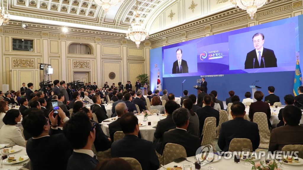 President Moon Jae-in delivers a speech at a Cheong Wa Dae meeting with members of the National Unification Advisory Council (NUAC) on Sept. 30, 2019. (Yonhap)