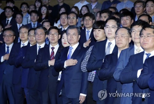式に出席した文大統領（前列中央）と李在鎔サムスン電子副会長（前列右から４人目）=１０日、牙山（聯合ニュース）