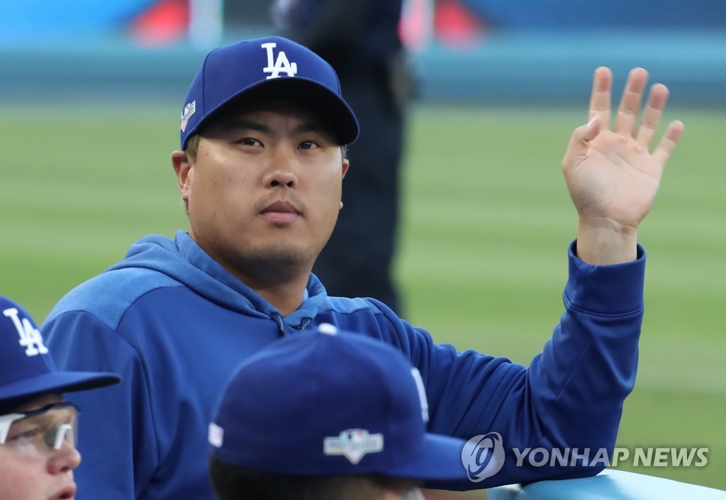 In this file photo from Oct. 9, 2019, Ryu Hyun-jin of the Los Angeles Dodgers waves to the crowd before the start of Game 5 of the National League Division Series against the Washington Nationals at Dodger Stadium in Los Angeles. (Yonhap)