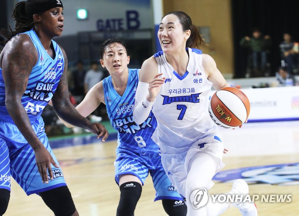 In this file photo, from Oct. 21, 2019, Park Hye-jin of the Woori Bank Wibee (R) drives to the hoop against the Samsung Life Blueminx in a Women's Korean Basketball League regular season game at Yongin Gymnasium in Yongin, 50 kilometers south of Seoul. (Yonhap)