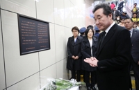 韓国首相　新大久保駅訪れ李秀賢さん追悼＝「人間愛は国境超える」