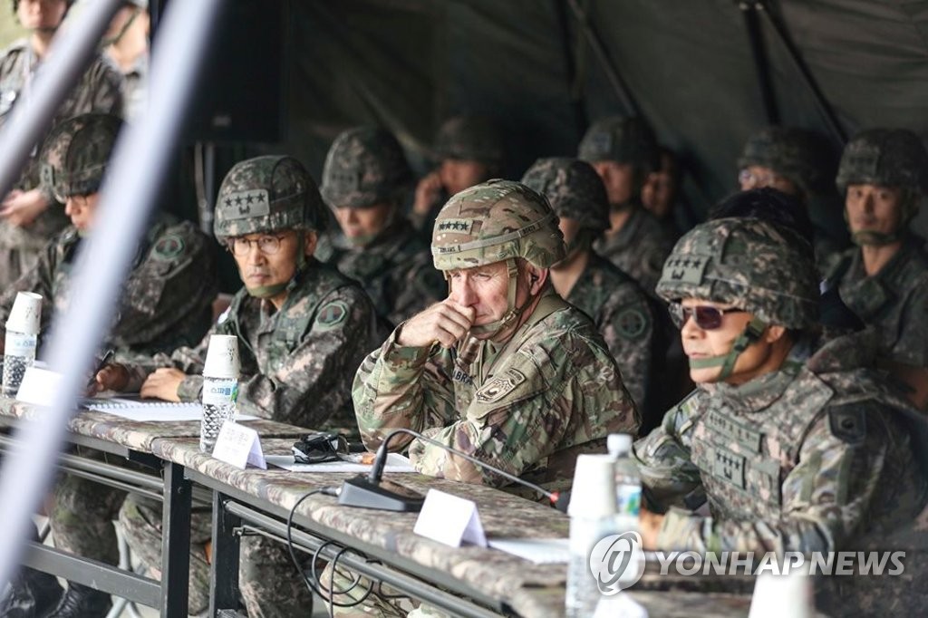 U.S. Forces Korea (USFK) Commander Gen. Robert Abrams (front, 2nd from R) inspects an artillery drill at Rodriguez Live Fire Complex in Paju, north of Seoul, on Oct. 23, 2019, in this photo captured from the USFK Facebook page on Oct. 25. (PHOTO NOT FOR SALE) (Yonhap)