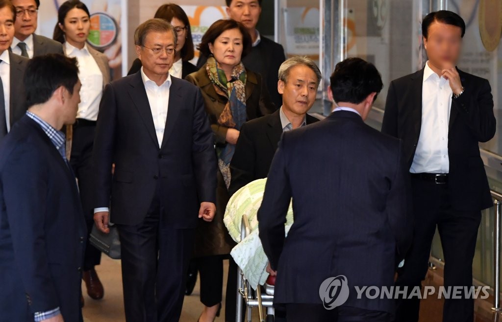 President Moon Jae-in and first lady Kim Jung-sook leave a Busan hospital after his mother's death on Oct. 29, 2019. (Yonhap)