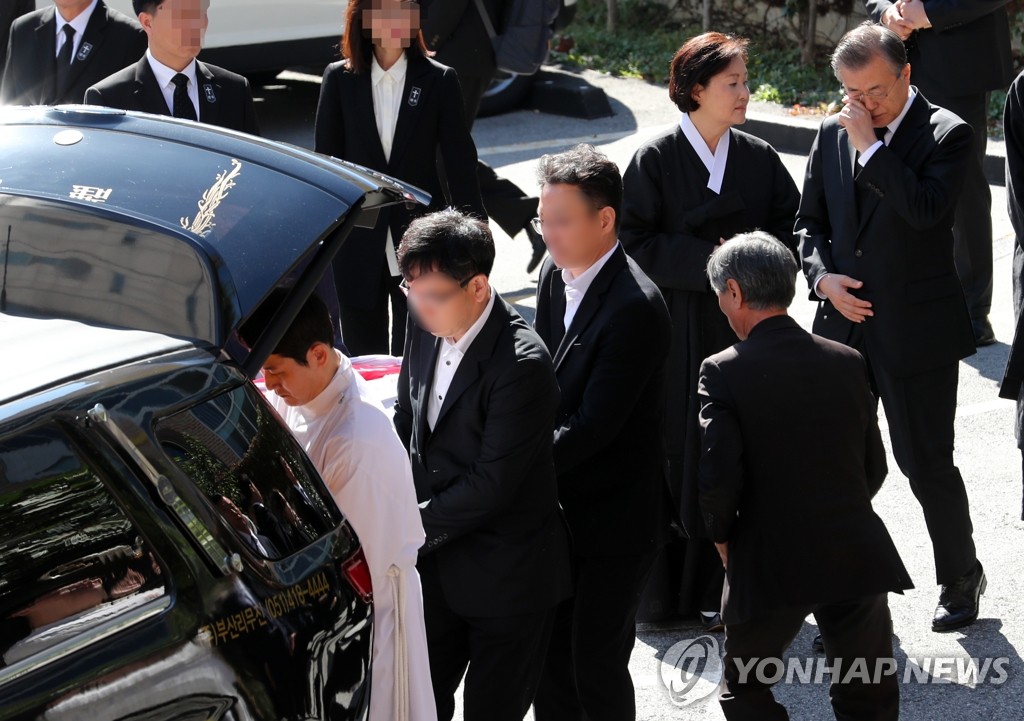 (LEAD) N. Korean leader sends condolence message to Moon over passing of his mother