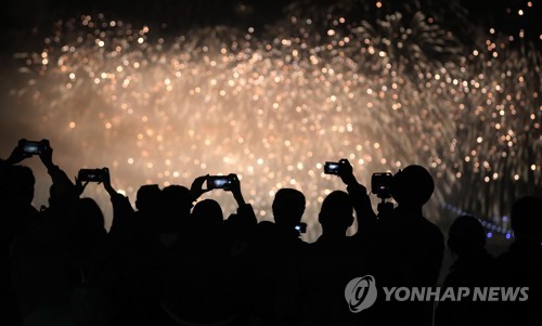 "일 생겨 급하게 양도"…부산 불꽃축제 앞두고 숙박권 암표 기승