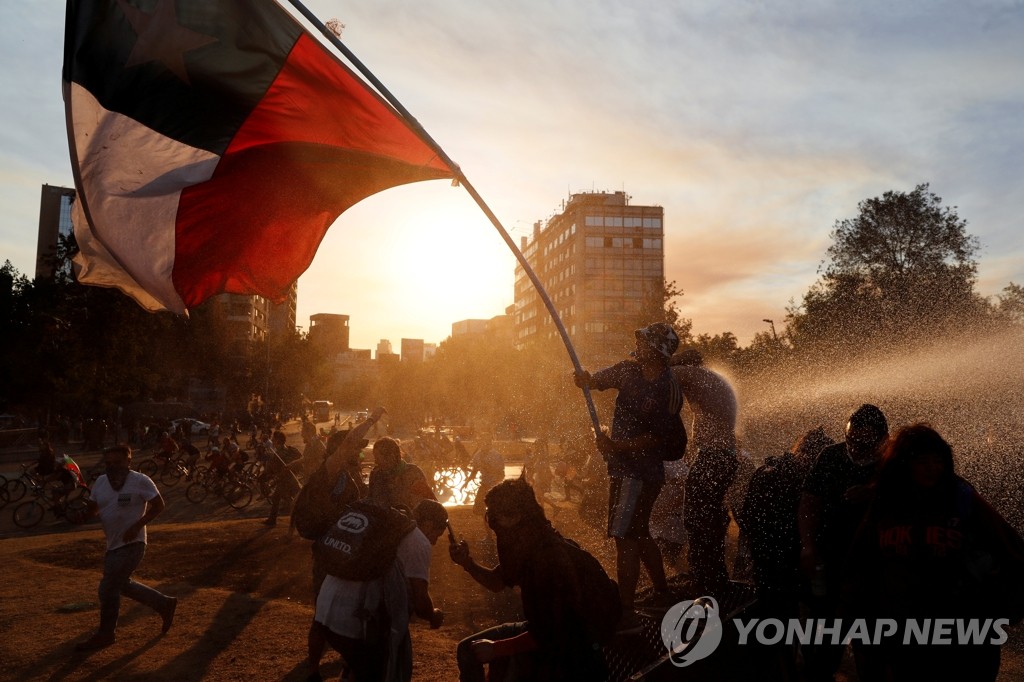 칠레 국기 흔드는 반정부 시위자