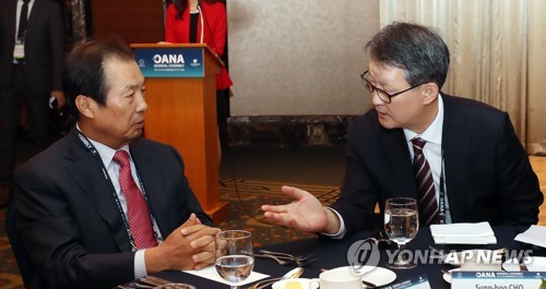 El CEO de Yonhap con el vicepresidente de Samsung Electronics