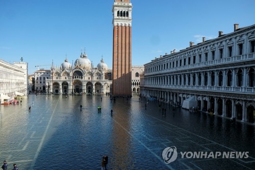 물에 잠긴 베네치아 산마르코 광장