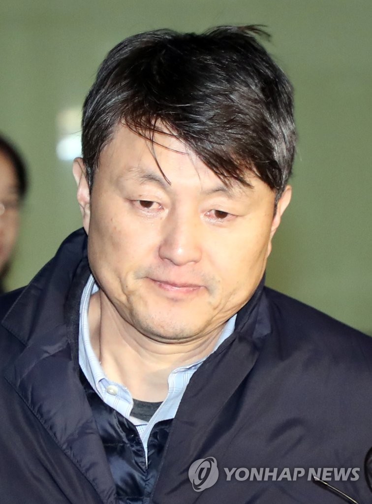 조사 마치고 동부지검 나서는 유재수 부시장 | 연합뉴스