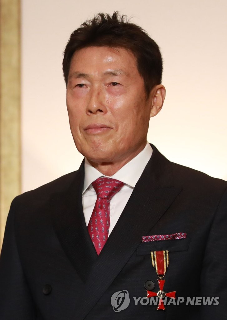 LEAD Football legend Cha Bum kun receives German order of merit