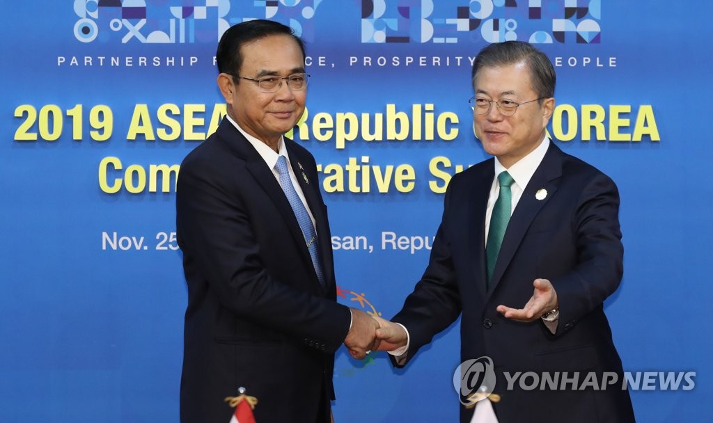 South Korea's President Moon Jae-in (R) shakes hands with Thailand's Prime Minister Prayut Chan-o-cha ahead of clinching preliminary deals on cooperation after holding a summit in the port city of Busan, 450 kilometers southeast of Seoul, on Nov. 25, 2019. (Yonhap)