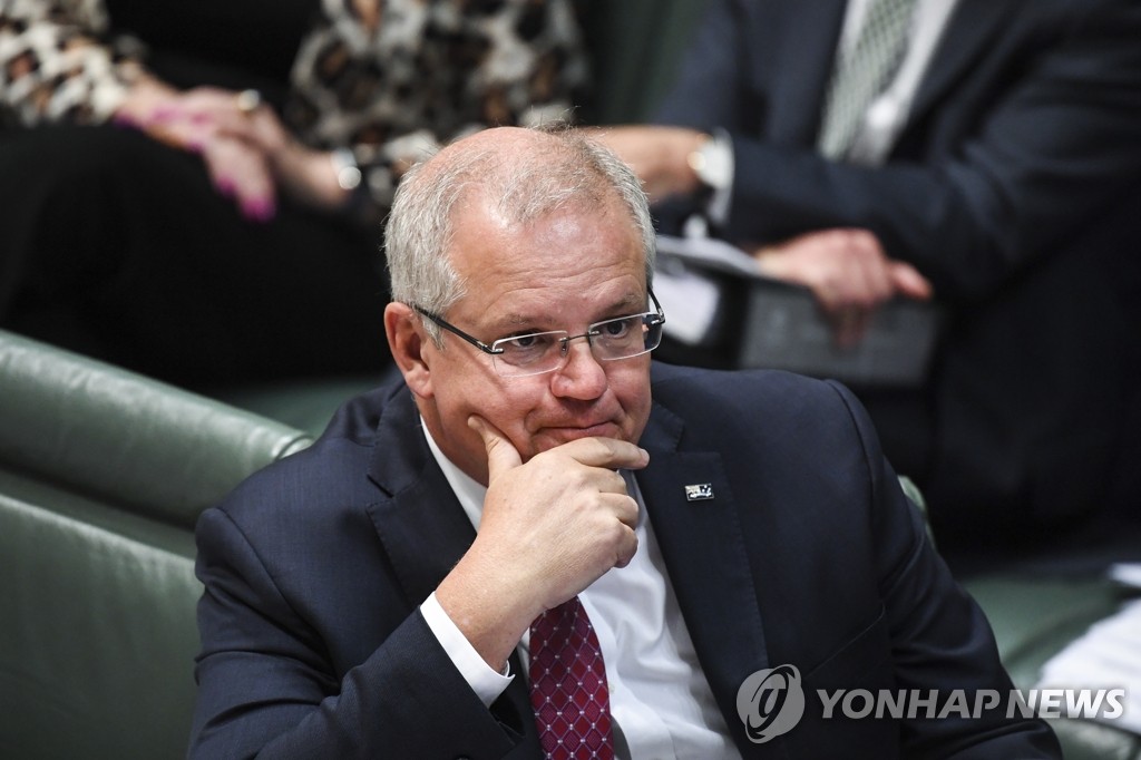 의원 질의 듣는 호주 총리