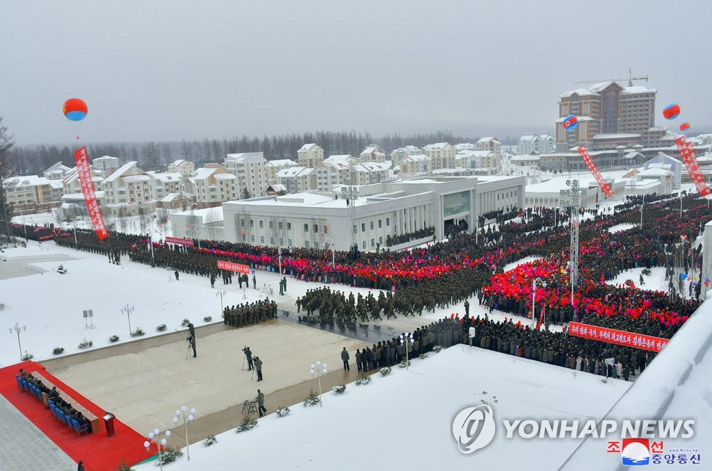 지난 2일 김정은 북한 국무위원장이 참석한 가운데 진행된 백두산 삼지연군 읍지구 준공식. 2019.12.3 [연합뉴스 자료사진]