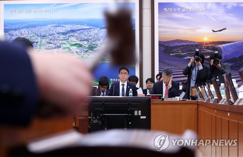 Lawmakers pass a revision bill on the passenger transport service act during a National Assembly committee meeting in Seoul on Dec. 6, 2019. (Yonhap)