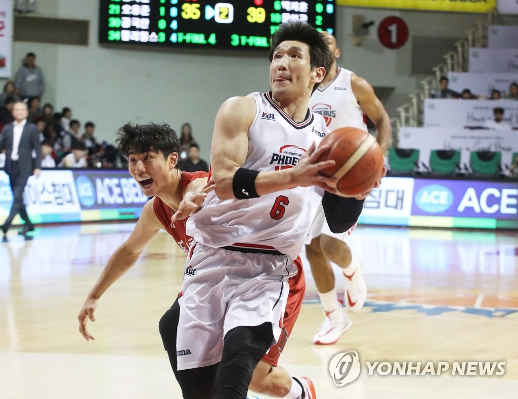 In this file photo, from Jan. 1, 2020, Yang Dong-geun of the Mobis Phoebus (R) drives to the basket against the Anyang KGC in a Korean Basketball League regular season game at Anyang Gymnasium in Anyang, about 20 kilometers south of Seoul. (Yonhap)