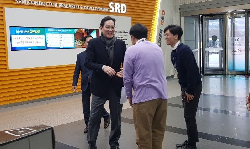 This photo, provided by Samsung Electronics Co. on Jan. 2, 2020, shows Samsung Electronics Vice Chairman Lee Jae-yong (L) shaking hands with employees at the company's chip R&D center in Hwaseong, south of Seoul. (PHOTO NOT FOR SALE) (Yonhap)