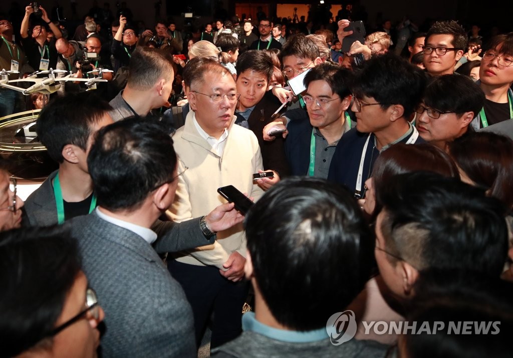Hyundai Motor Group Executive Vice Chairman Chung Euisun answers questions from South Korean reporters at a CES media day event at Mandalay Bay Hotel in Las Vegas on Jan. 6, 2020. (Yonhap)