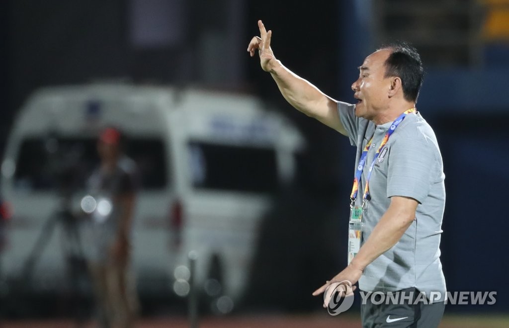 South Korea's head coach Kim Hak-bum directs his players during their Group C match at the Asian Football Confederation U-23 Championship at Tinsulanon Stadium in Songkhla, Thailand, on Jan. 9, 2020. (Yonhap)