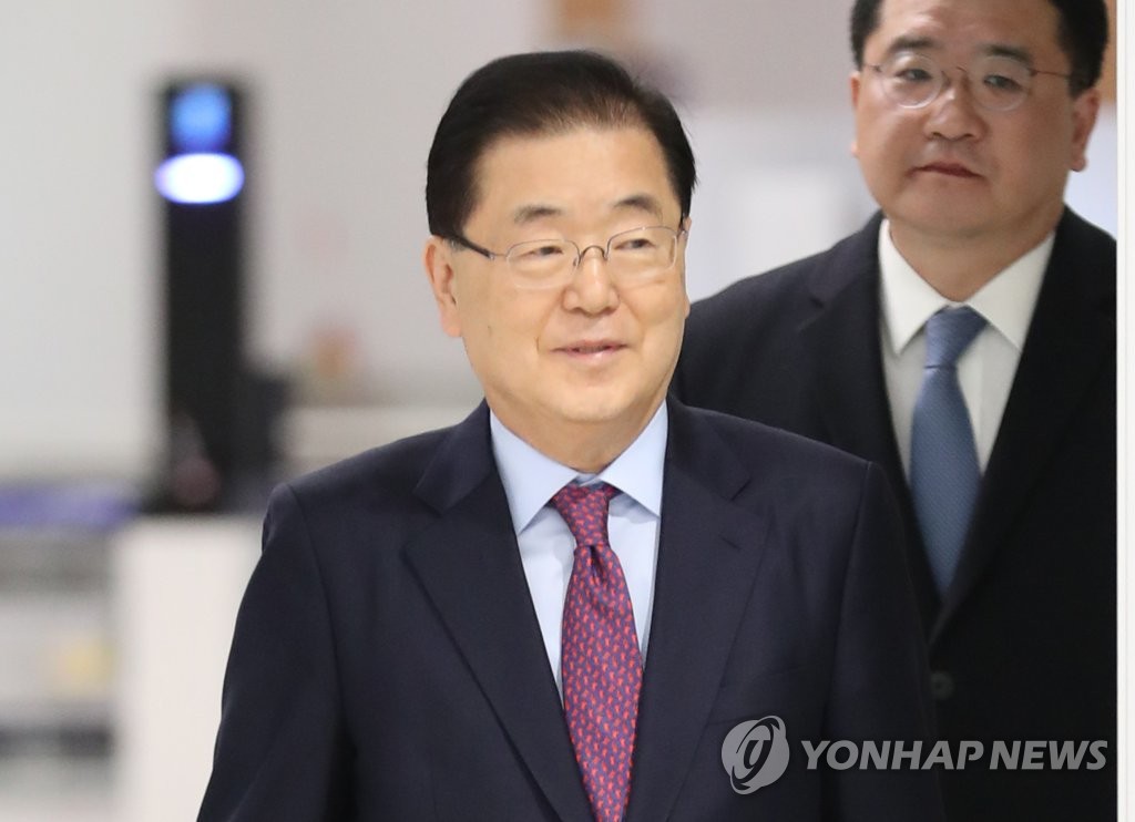 Chung Eui-yong, head of Cheong Wa Dae's national security office, arrives at Incheon International Airport from Washington, D.C., on Jan. 10, 2020. (Yonhap)