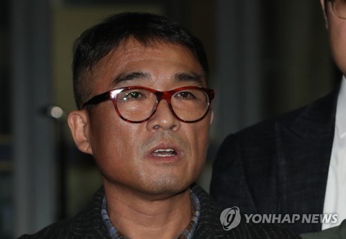 성폭행 의혹을 받는 가수 김건모가 15일 오후 피의자 신분으로 조사를 받은 뒤 서울 강남경찰서를 나서며 취재진의 질문에 답하고 있다 / 이하 연합뉴스