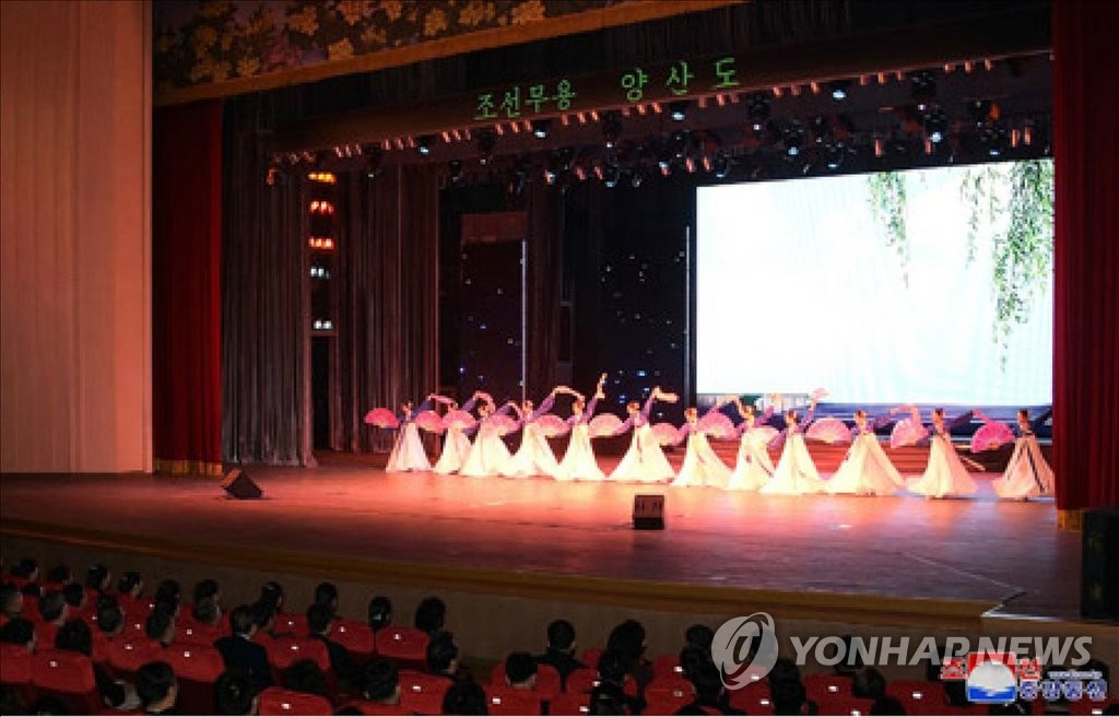 다음날 조선중앙통신이 공개한 이 사진에서 중국 극단이 2020년 1월 16일 평양 봉화예술극장에서 공연을 펼치고 있다.  (대한민국에서만 사용. 재배포 금지) (연합)
