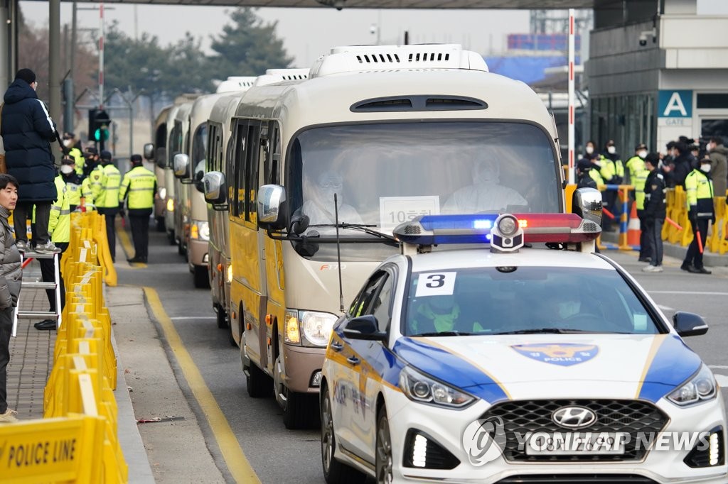Buses carrying South Koreans airlifted from the coronavirus-hit Chinese city of Wuhan head for quarantine shelters in central South Korea on Feb. 1, 2010. (Yonhap)