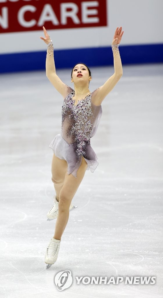 Michelle Kwan practising at the 2004 US National 