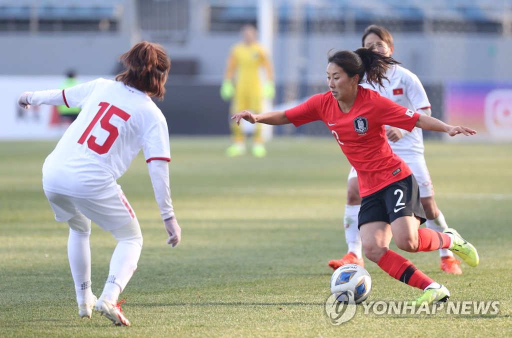 In this file photo from Feb. 9, 2020, Choo Hyo-joo of South Korea (R) controls the ball against Vietnam in the teams' Group A match in the third round of the Asian qualifying for the Tokyo Olympics at Jeju World Cup Stadium in Seogwipo, Jeju Island. (Yonhap)