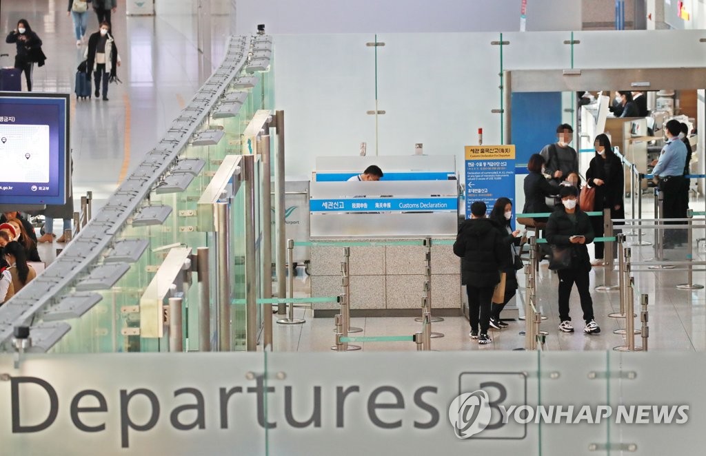 １１日、旅行客が急減し、閑散としている仁川国際空港の出国ロビー＝（聯合ニュース）