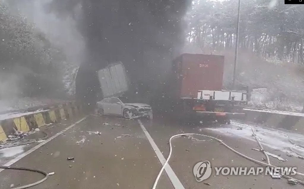 순천완주고속도로 사매2터널서 분출되는 연기