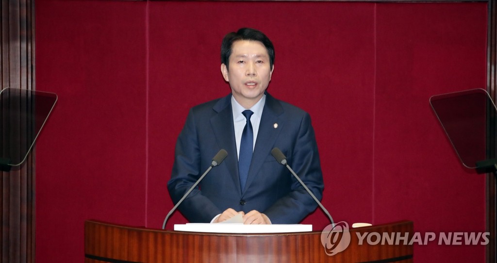 Lee In-young, floor leader of the ruling Democratic Party, delivers a speech at the main chamber of the National Assembly on Feb. 18, 2020. (Yonhap)