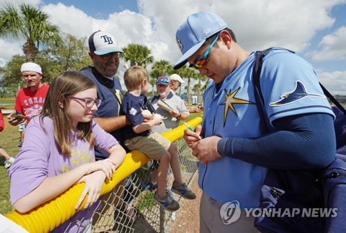 From Korea, with love: Ji-Man Choi misses Rays teammates, fans