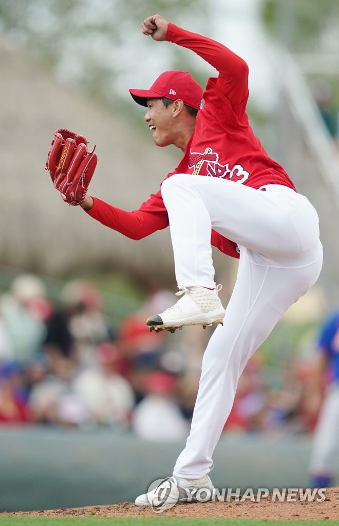 Kim Kwang-hyun of the St. Louis Cardinals delivers a pitch against the New York Mets in the top of the fifth inning of a spring training game at Roger Dean Chevrolet Stadium in Jupiter, Florida, on Feb. 22, 2020. (Yonhap)