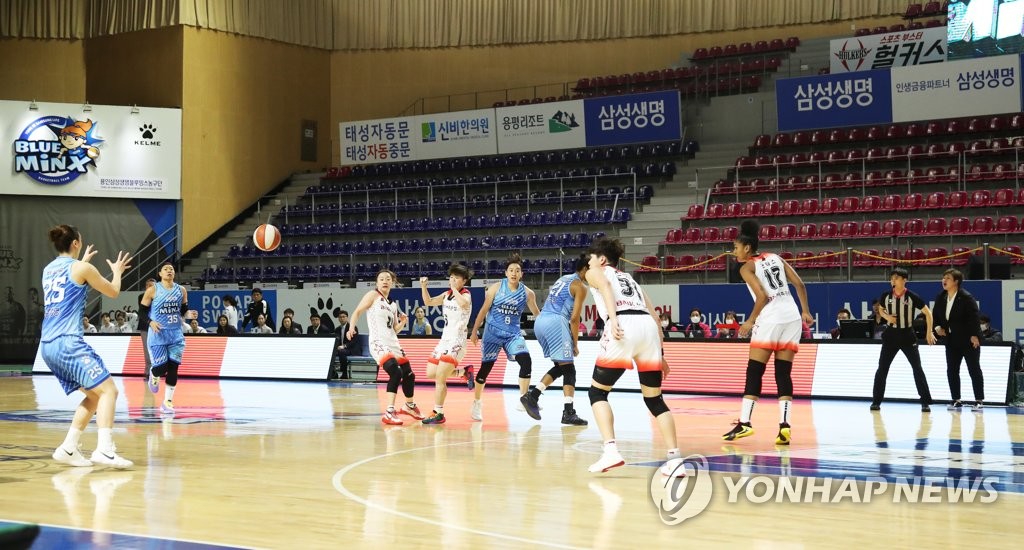This file photo from Feb. 23, 2020, shows a Women's Korean Basketball League regular season game between the home team Samsung Life Blueminx and the BNK Sum at Yongin Gymnasium in Yongin, 50 kilometers south of Seoul. (Yonhap)