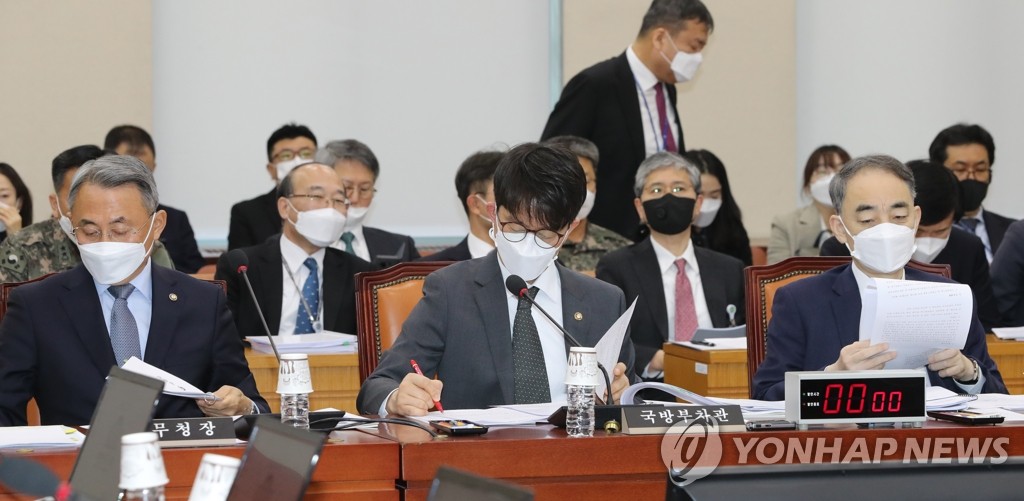 마스크 쓴 채 자료 살피는 박재민 국방부 차관
