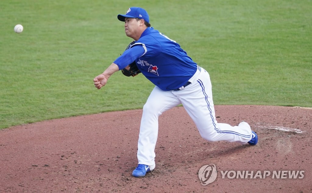 In this file photo from Feb. 27, 2020, Ryu Hyun-jin of the Toronto Blue Jays pitches against the Minnesota Twins in a Major League Baseball spring training game at TD Ballpark in Dunedin, Florida. (Yonhap)