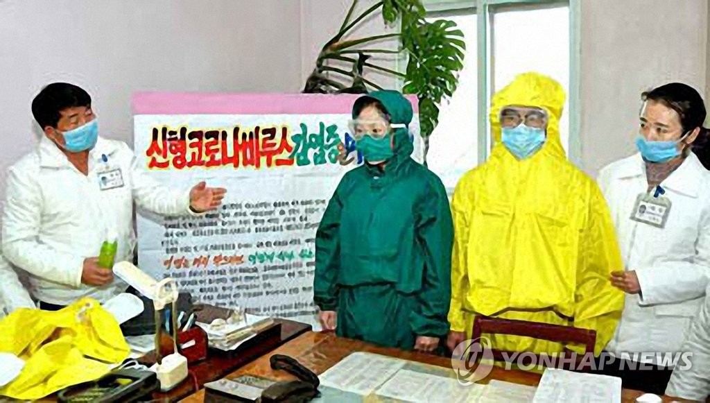 北朝鮮の労働新聞が２日に掲載した病院での新型コロナウイルス対策の様子＝（聯合ニュース）≪転載・転用禁止≫