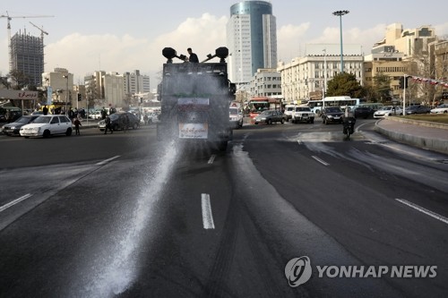 테헤란 시내 도로 소독하는 경찰 살수차