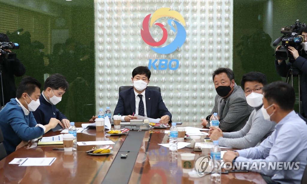 Ryu Dae-hwan (C), secretary general of the Korea Baseball Organization, presides over an executive committee meeting with general managers of KBO clubs at the KBO headquarters in Seoul on March 3, 2020. Those not in attendance took part in the meeting via video conferencing. (Yonhap)
