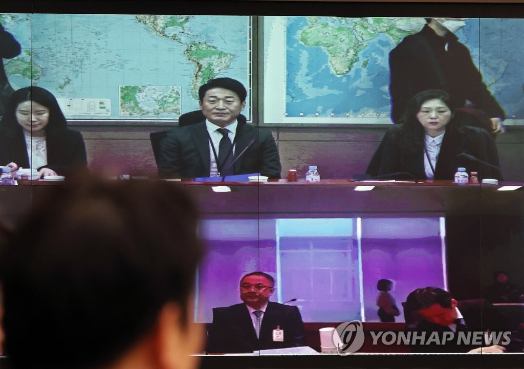 Lee Ho-hyeon, South Korea's director general for international trade policy (top, C), and other trade officials wait for the start of a video conference with their Japanese counterparts at the government complex in Seoul on March 10, 2020. (Yonhap)
