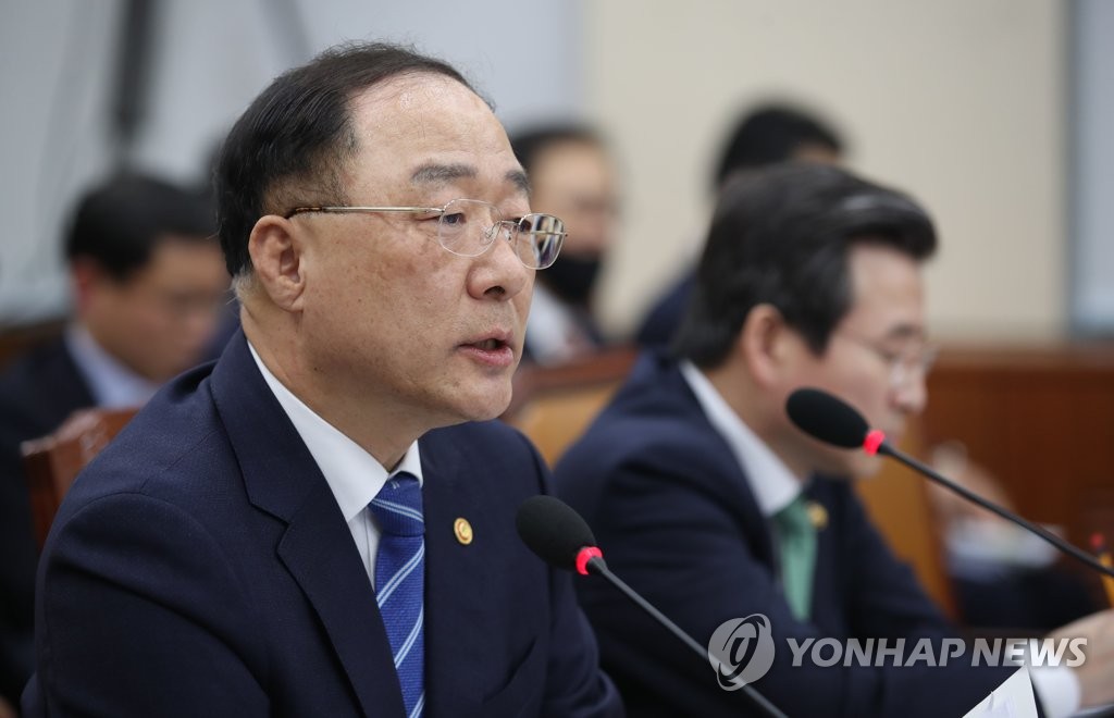 Finance Minister Hong Nam-ki (L) speaks in a meeting of the parliamentary committee on finance at the National Assembly in Seoul on March 10, 2020. (Yonhap)
