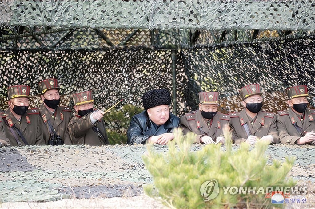 زعيم كوريا الشمالية يشرف على مسابقة إطلاق المدفعية