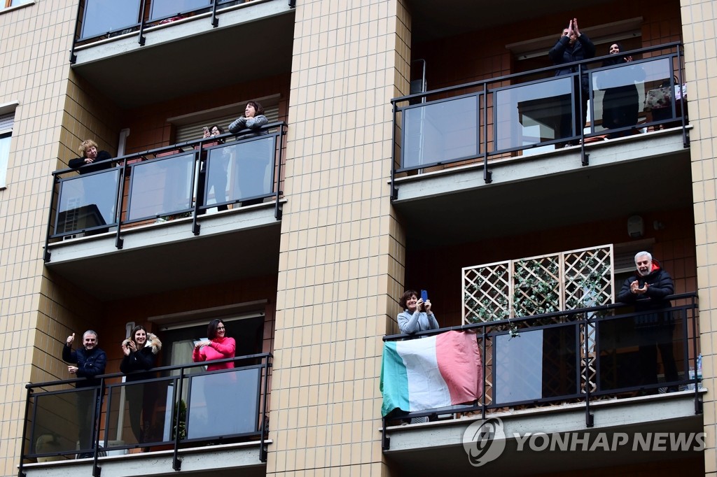 '코로나19 이동제한' 이탈리아 주민들 노래로 서로 응원